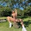 Sentada no tronco, Musa do OnlyFans fica bem à vontade em parque