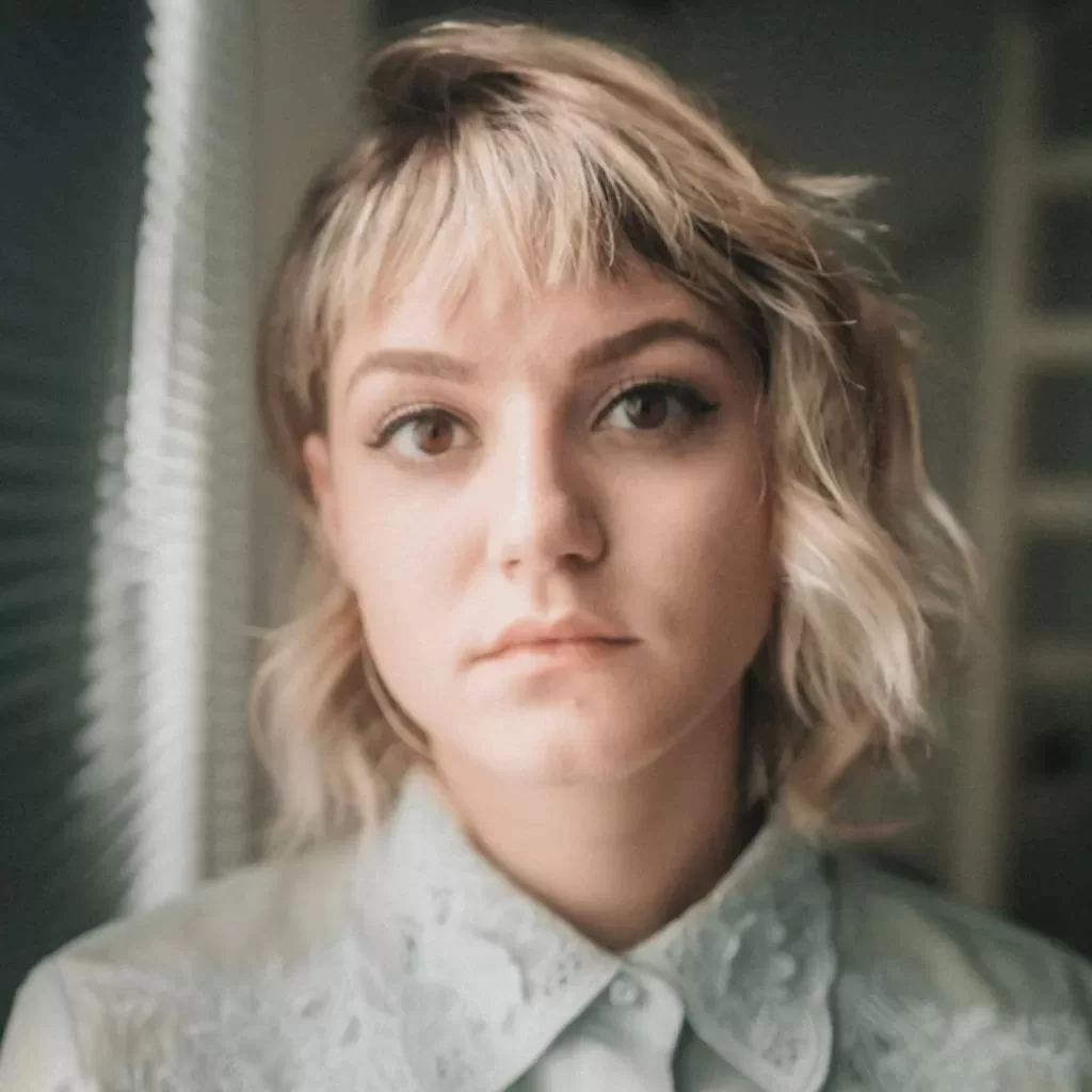 Surya canta o amor à primeira vista no single “At First”