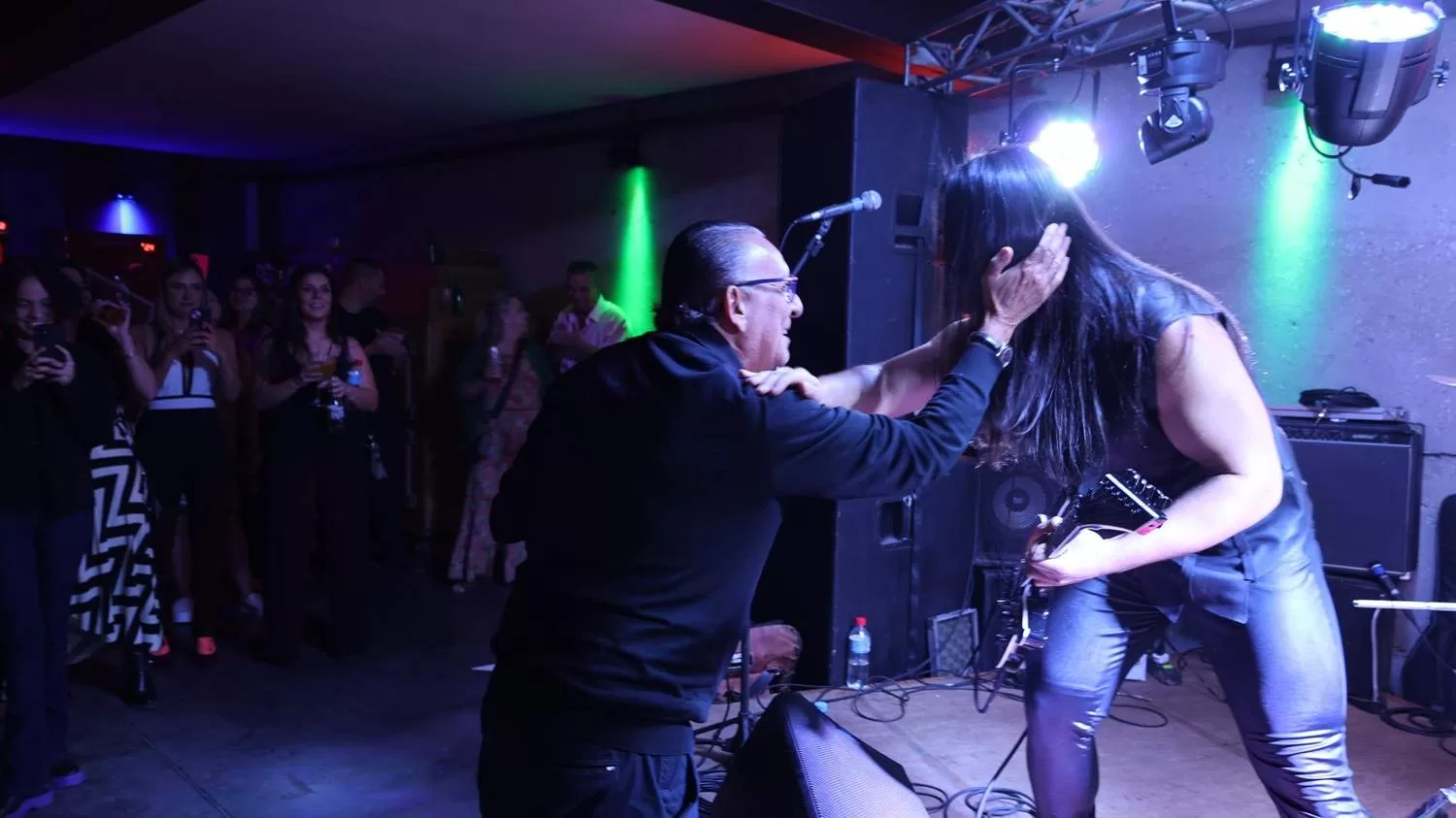 Galvão Bueno recria “Tema da Vitória” com guitarrista de metal