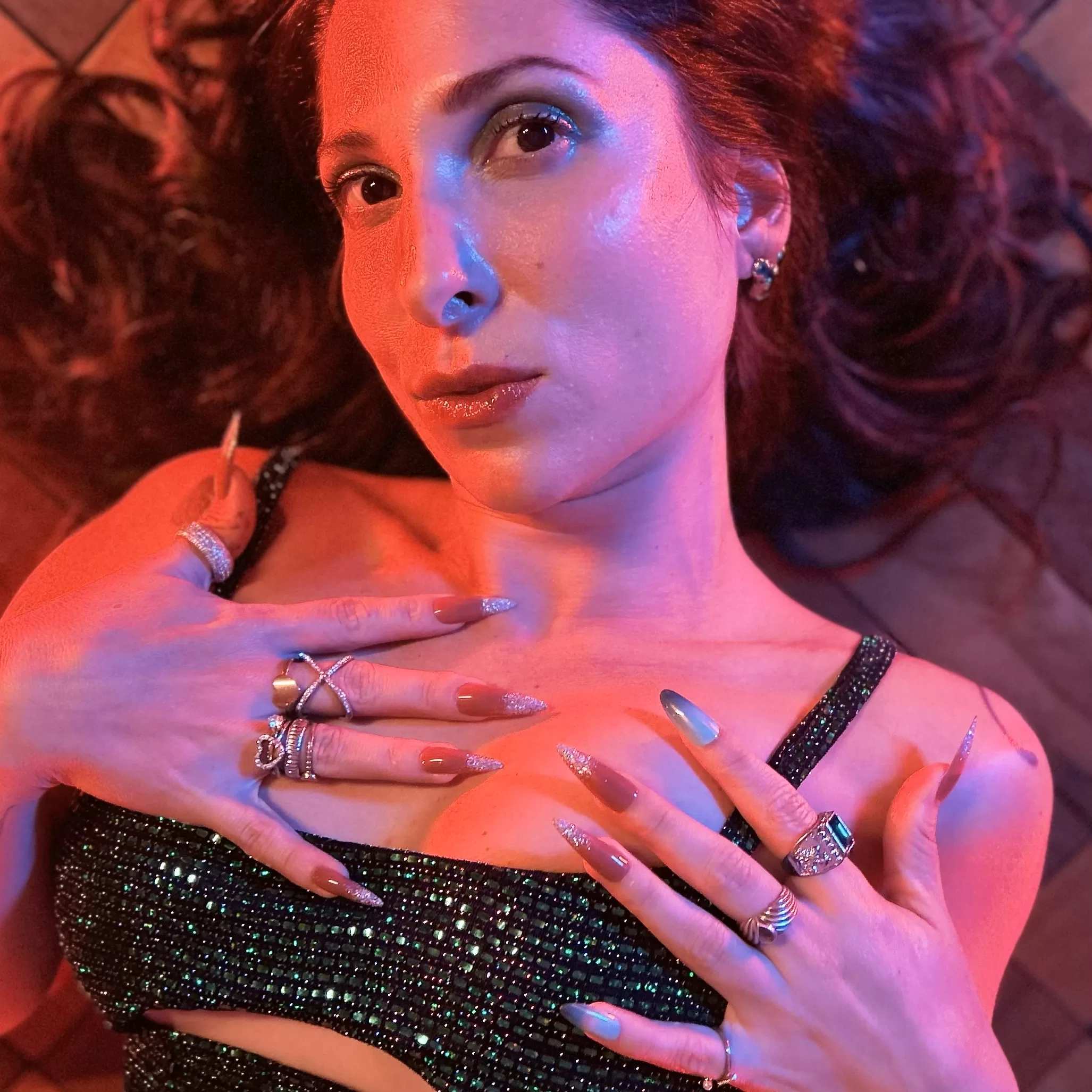 Miri Brock canta os amores casuais em “Nem Vem”