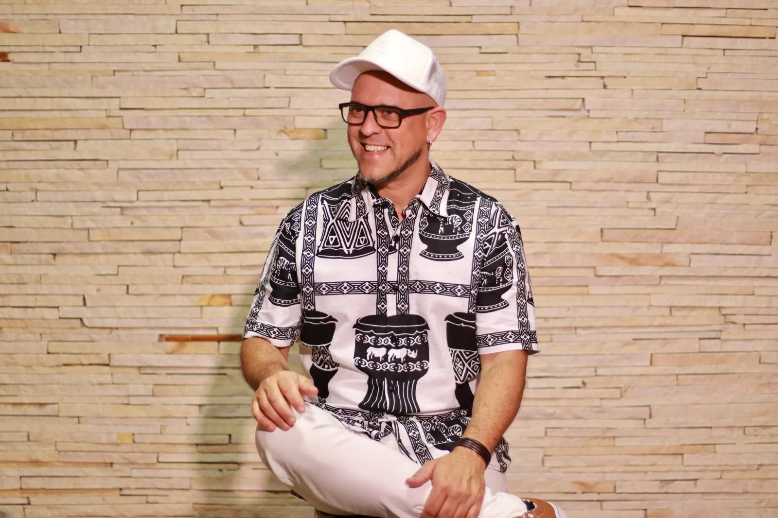 Luciano Candemil batuca o cantar no EP Um Sonho Para Toda Vida