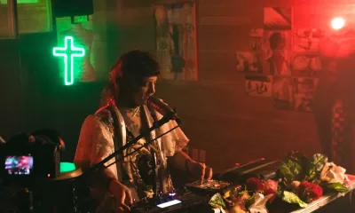 ÀIYÉ lança show intimista no YouTube