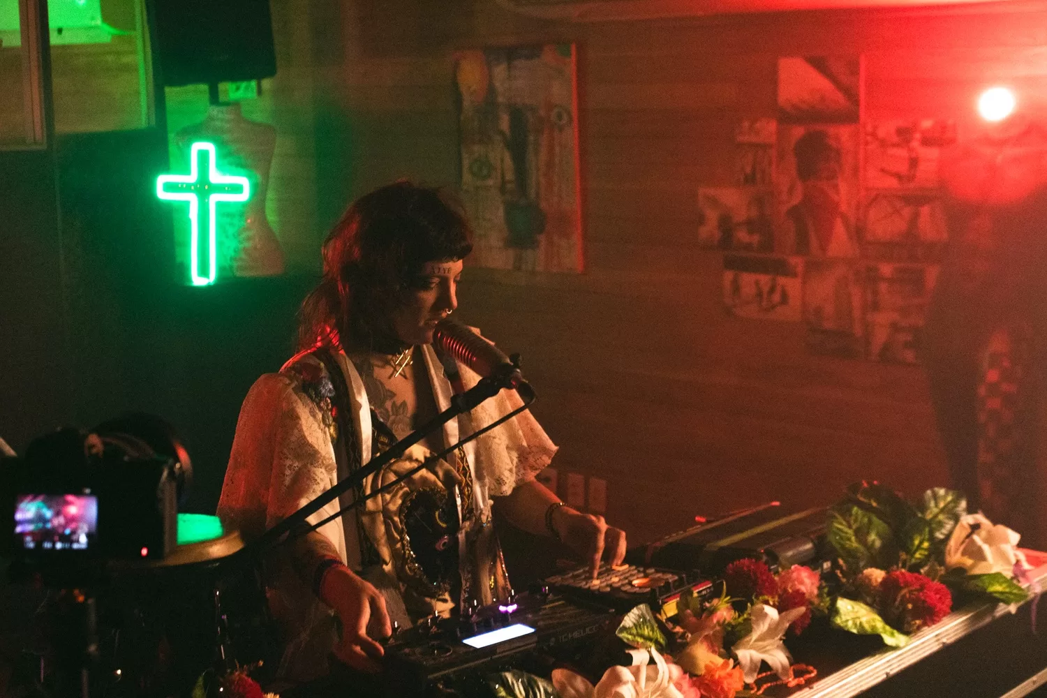 ÀIYÉ lança show intimista no YouTube