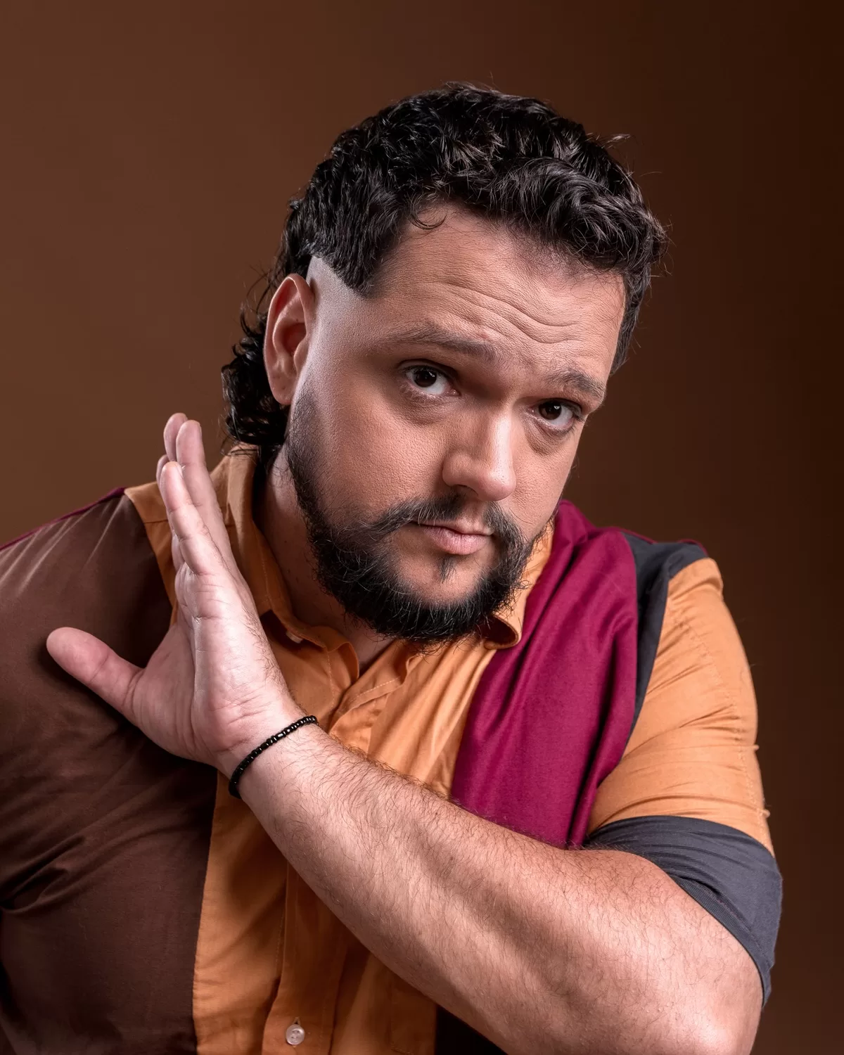 Almir Chiaratti mescla música, poesia, dança e performance em show gratuito no Centro da Música Carioca Artur da Távola