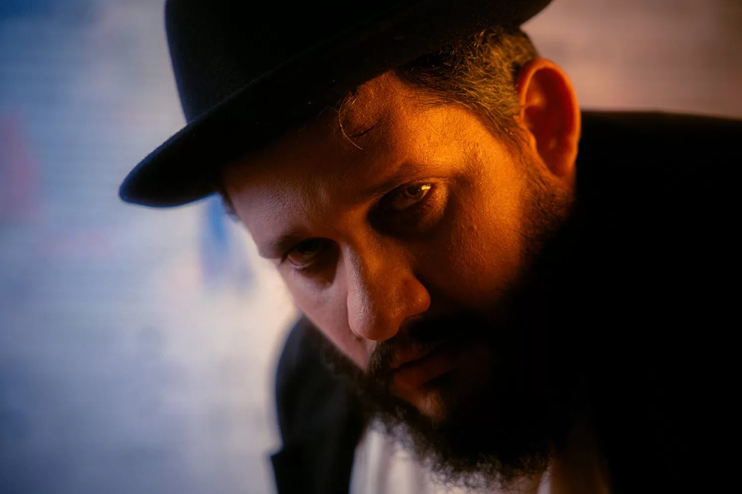 Berg Menezes lança clipe com show gratuito