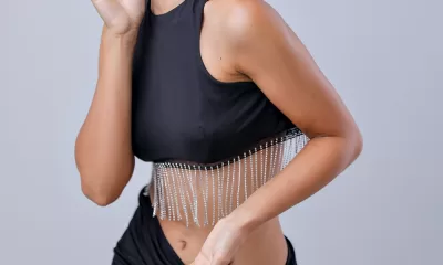 Ju Dourada canta os relacionamentos obsessivos no clipe “Voltas”