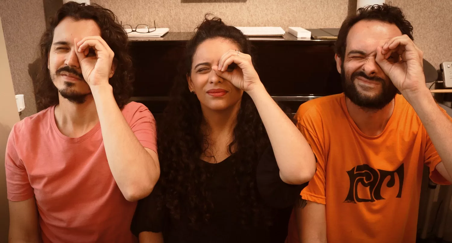 Isabella Bretz, Rodrigo Lana e Jackson Abacatu lançam álbum