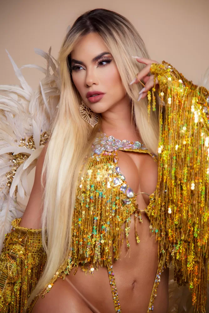 Musa do Carnaval, Carolina Arjonas fala sobre preconceito por ser branca e loira: “também sei sambar”