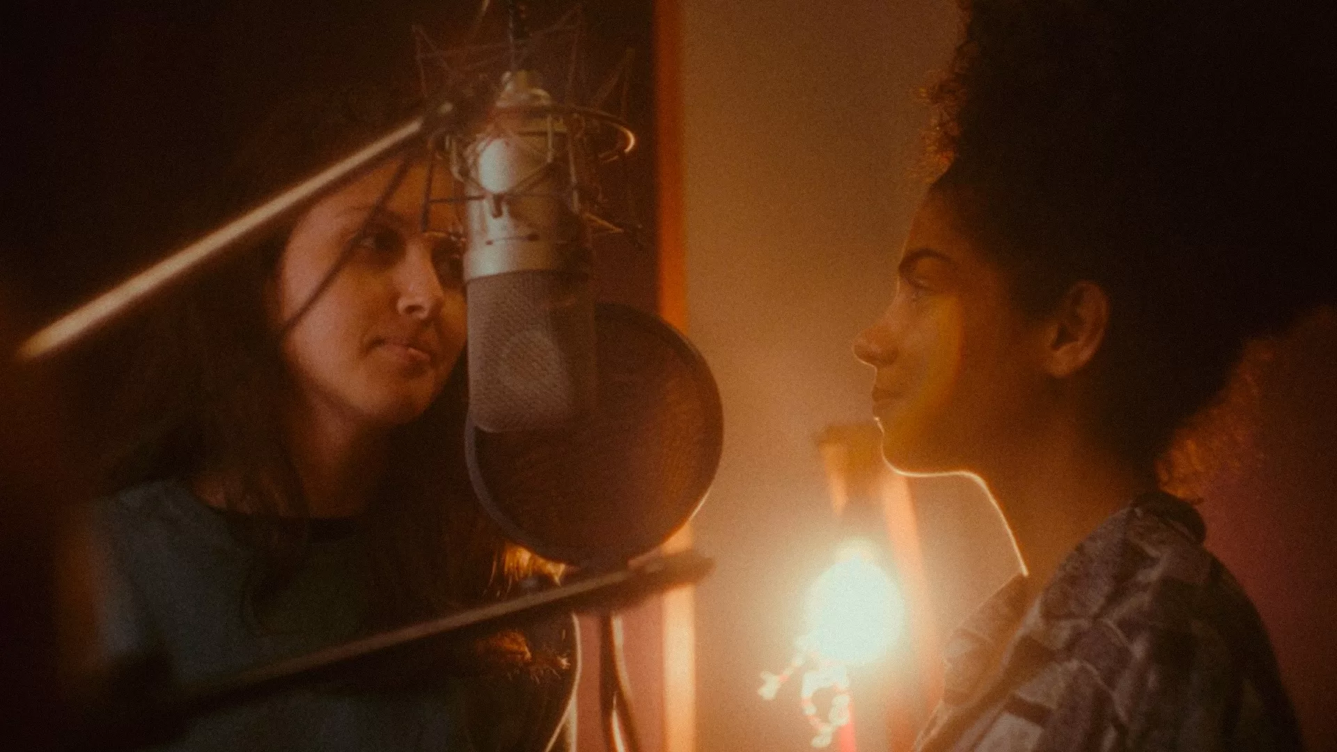 Sarah Abdala e Samantha Jones lançam clipe “Frenesi Cotidiano”