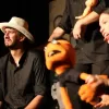 Bonecos e plateia em cena: “Puppet Fiction – Contos Improvisados” faz curta temporada no Teatro Poeirinha, em Botafogo