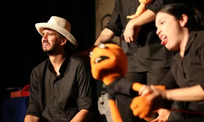 Bonecos e plateia em cena: “Puppet Fiction – Contos Improvisados” faz curta temporada no Teatro Poeirinha, em Botafogo