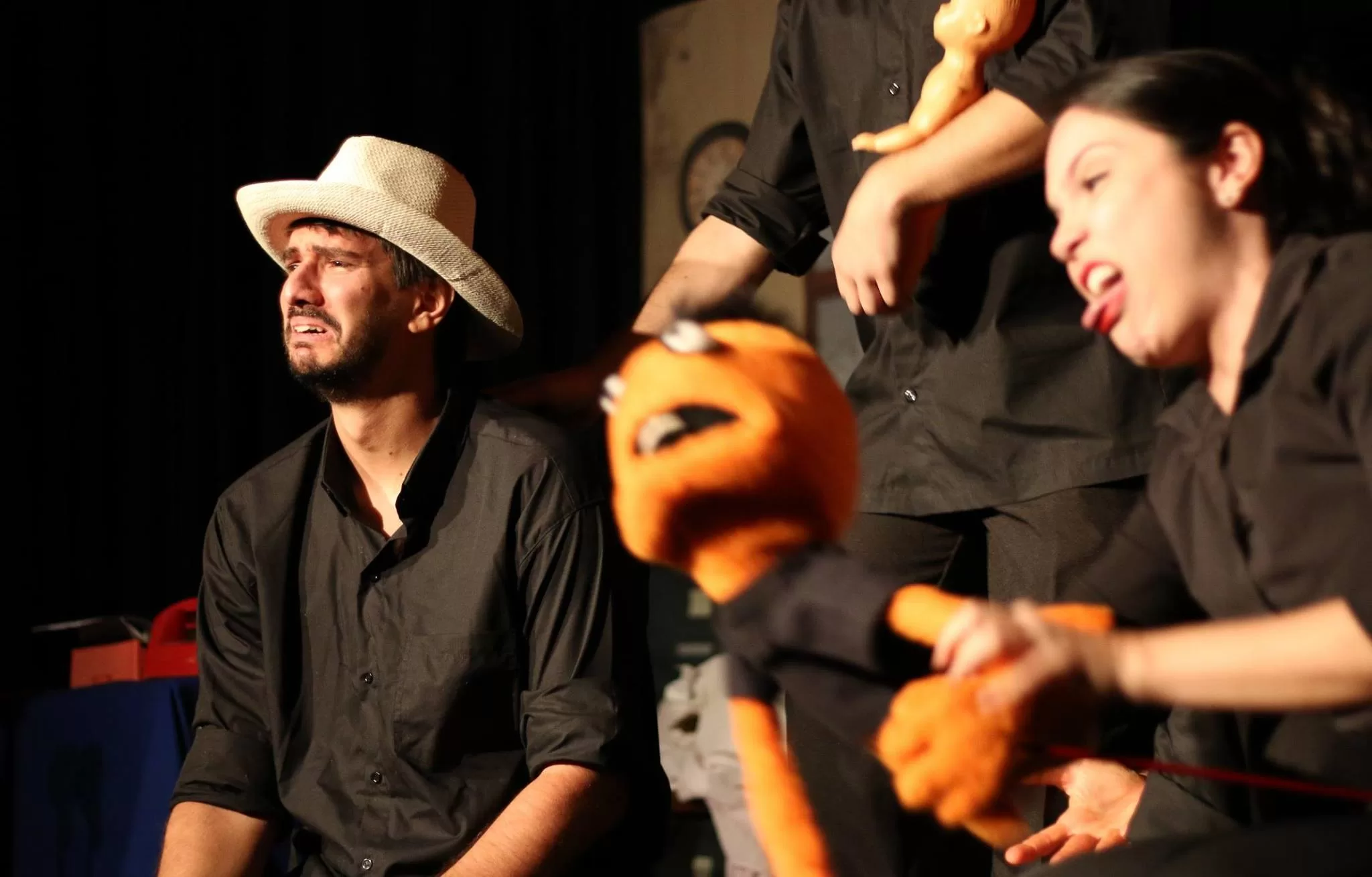 Bonecos e plateia em cena: “Puppet Fiction – Contos Improvisados” faz curta temporada no Teatro Poeirinha, em Botafogo