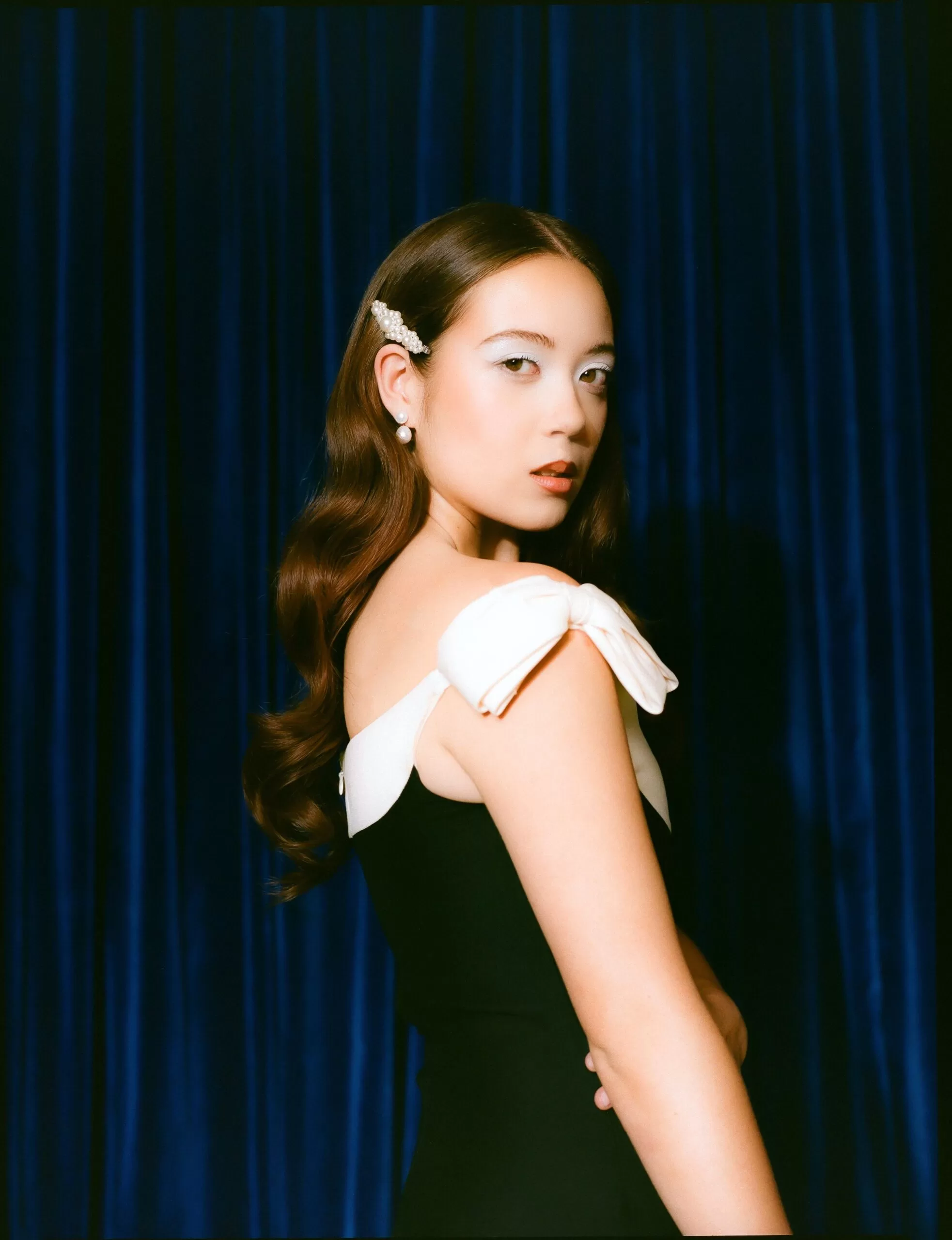 Laufey dá mais um passo em nova era com clipe de “Goddess” 