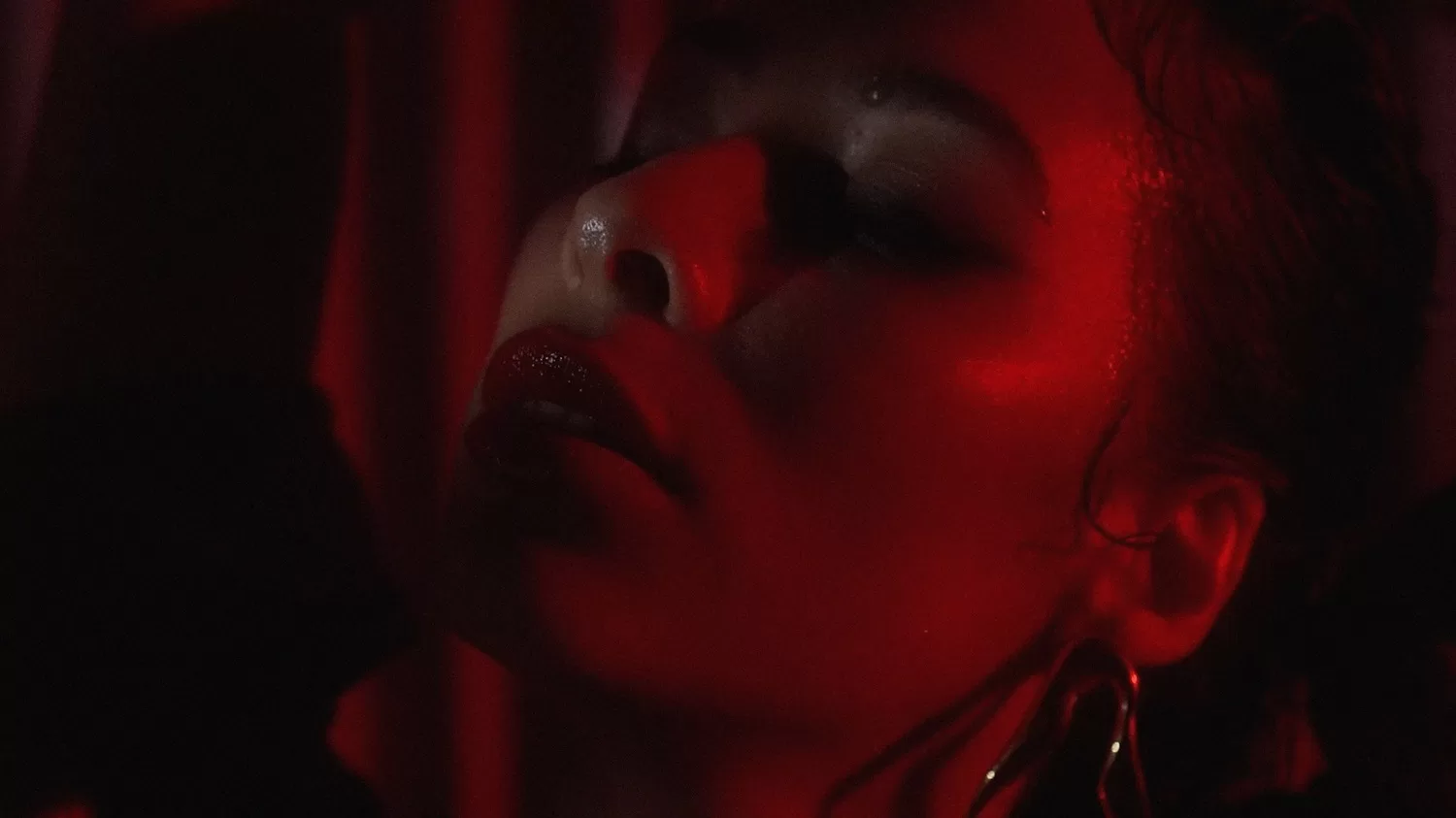 Mayah e Castel celebram o desejo e o encanto no single “Calor da Boca”