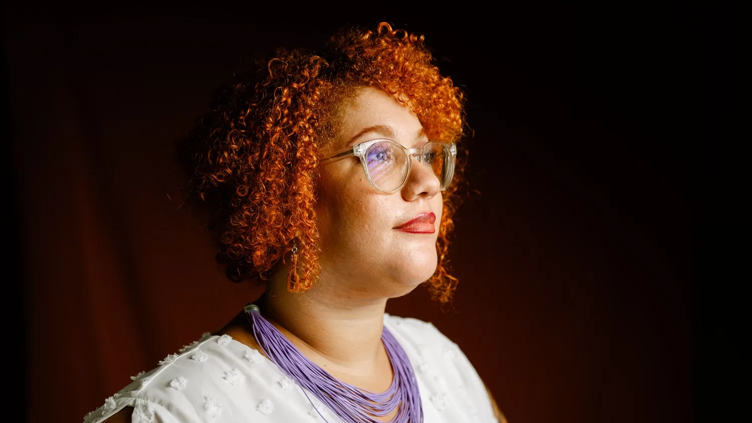 Refletindo o existir fora dos padrões, NATASHA estreia com “Samba sem Amor”