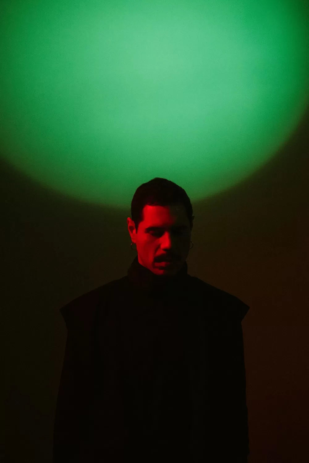 Rasura faz indie eletrônico com olhar experimental sobre uma sociedade cansada em “Pã (A Luz Apagada)”