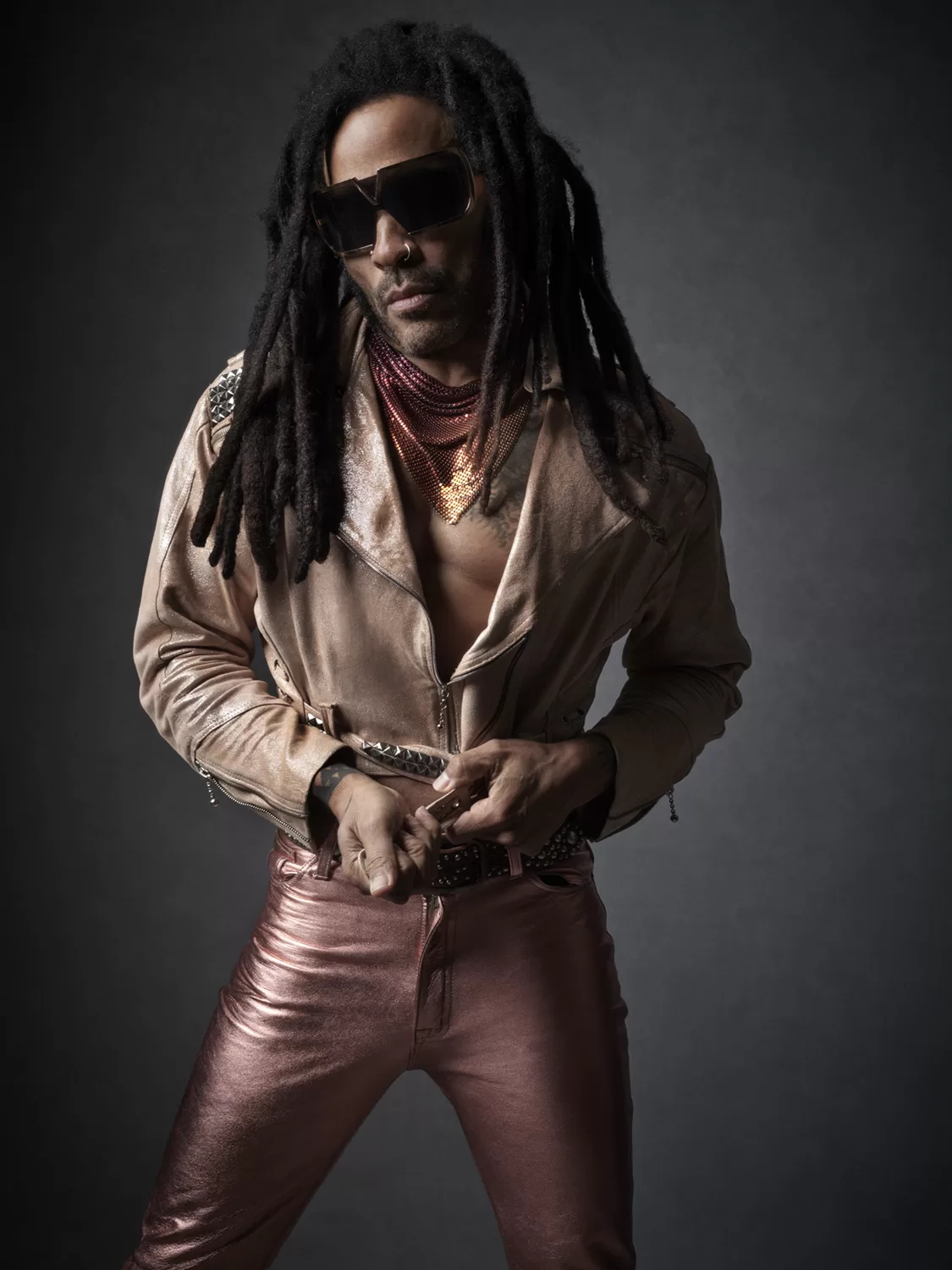 Lenny Kravitz antecipa novo álbum com single “Paralyzed”