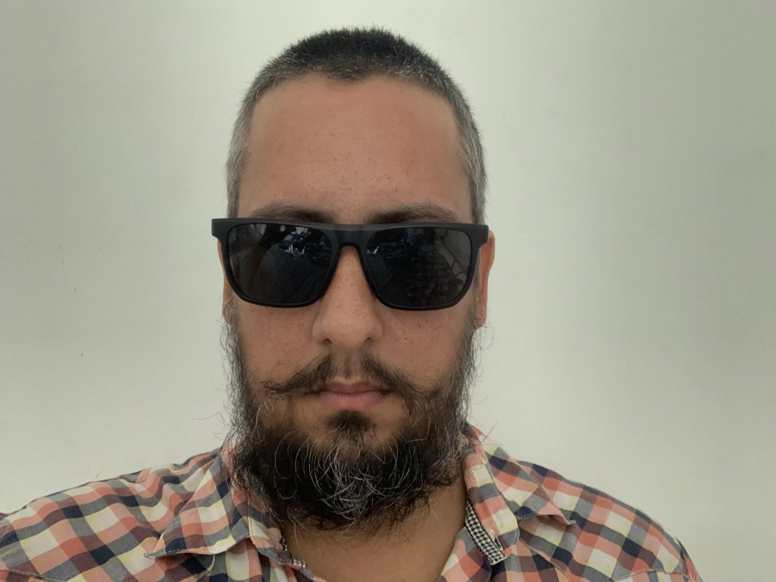 Benjão lança álbum instrumental guiado pela guitarra e dilemas contemporâneos