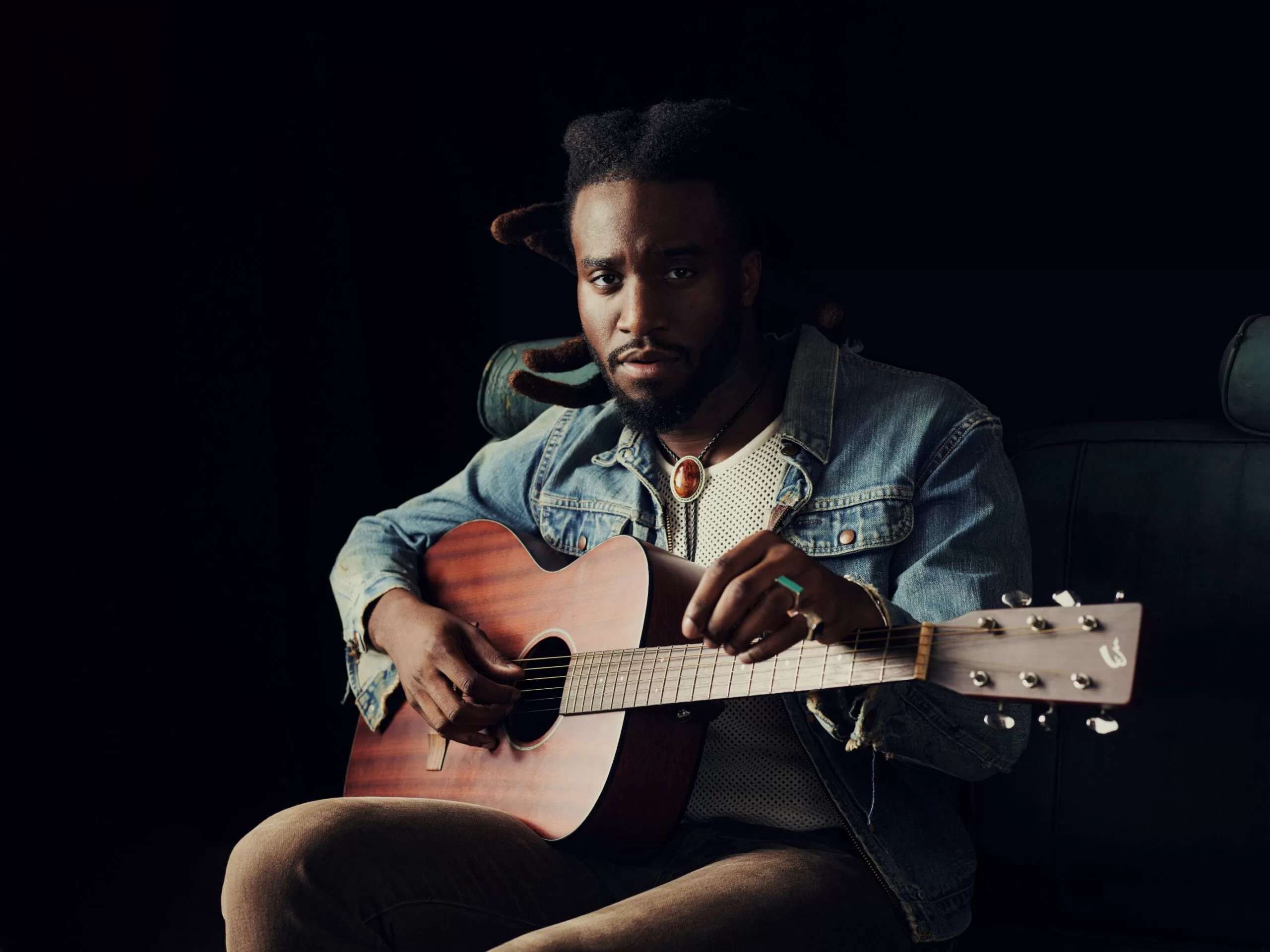 Shaboozey une country e hip hop no hit “A Bar Song (Tipsy)”, que conquistou paradas globais