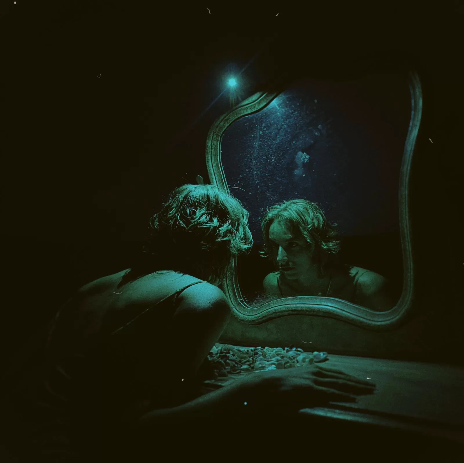 Jasmin Godoy lança clipe de cinemática faixa “Rooftop”