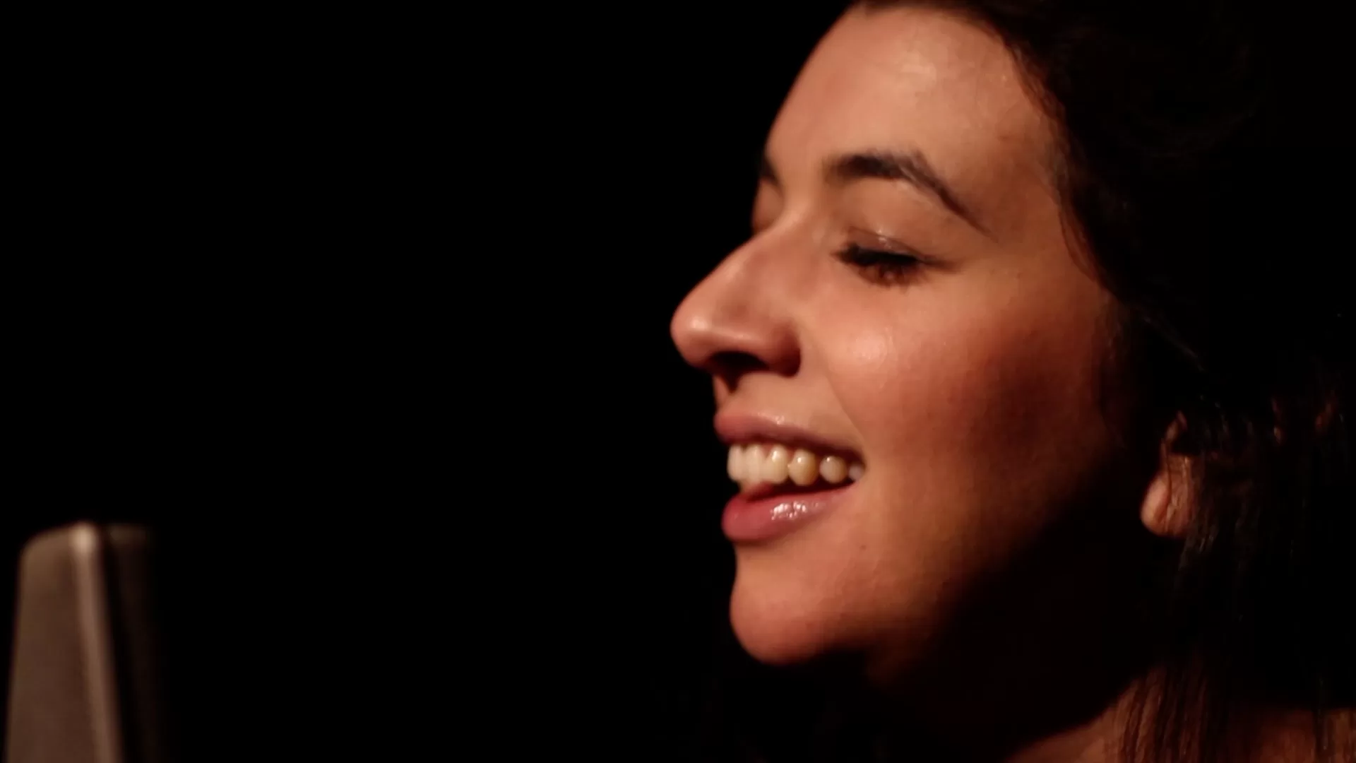 Marília Duarte reflete o amor e os mistérios da noite em single com Leo Middea