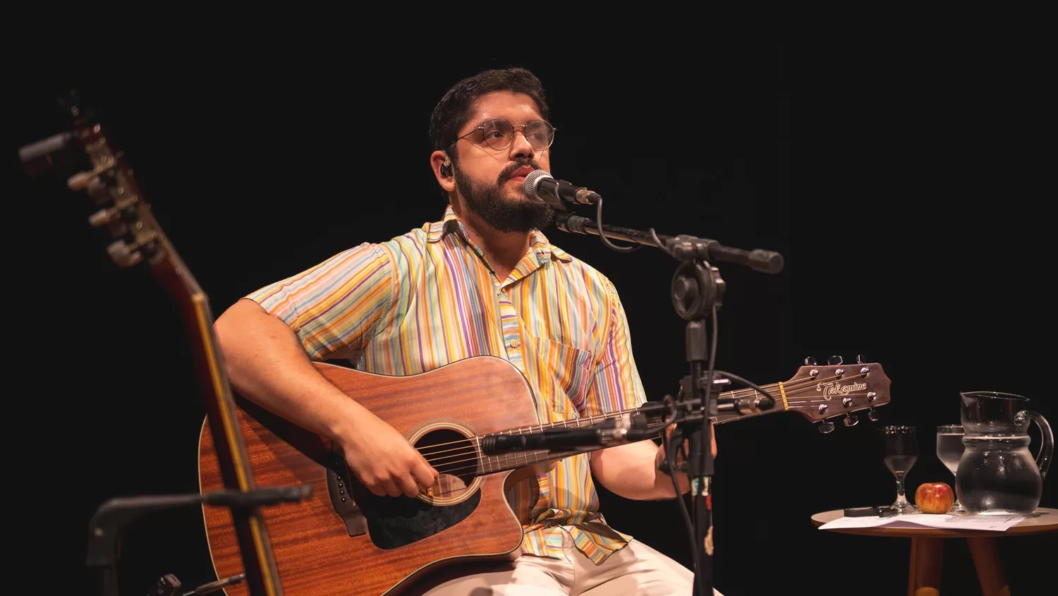 Murilo Abrita celebra a palavra em intimista álbum ao vivo “Das Canções”