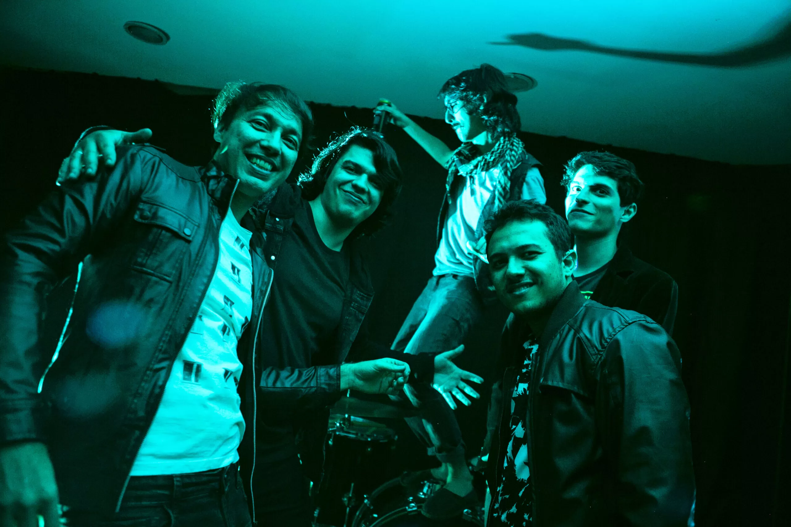 Playmoboys celebra a noite e a boemia em “um bar, um shot, um começo”