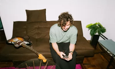 Rafa Martins lança indie folk esperançoso “Cartões Postais”