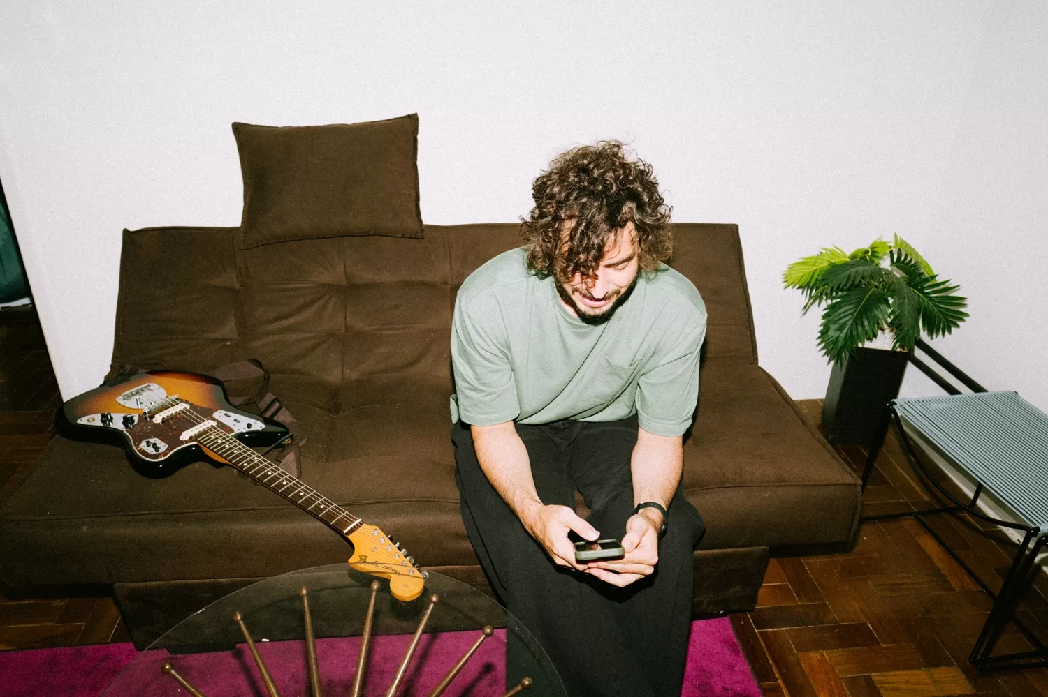 Rafa Martins lança indie folk esperançoso “Cartões Postais”