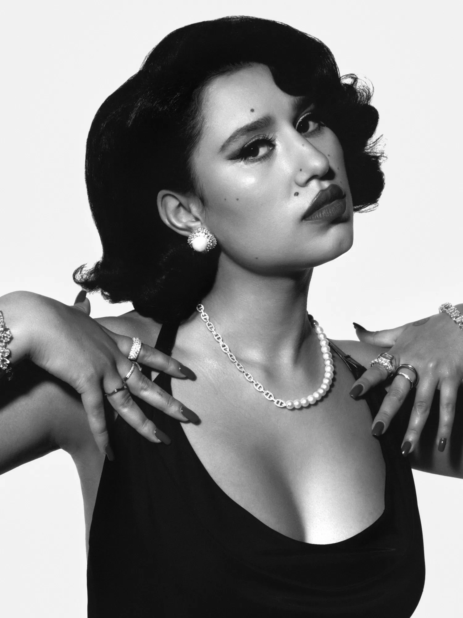 RAYE lança “Genesis.”, single épico e reflexivo