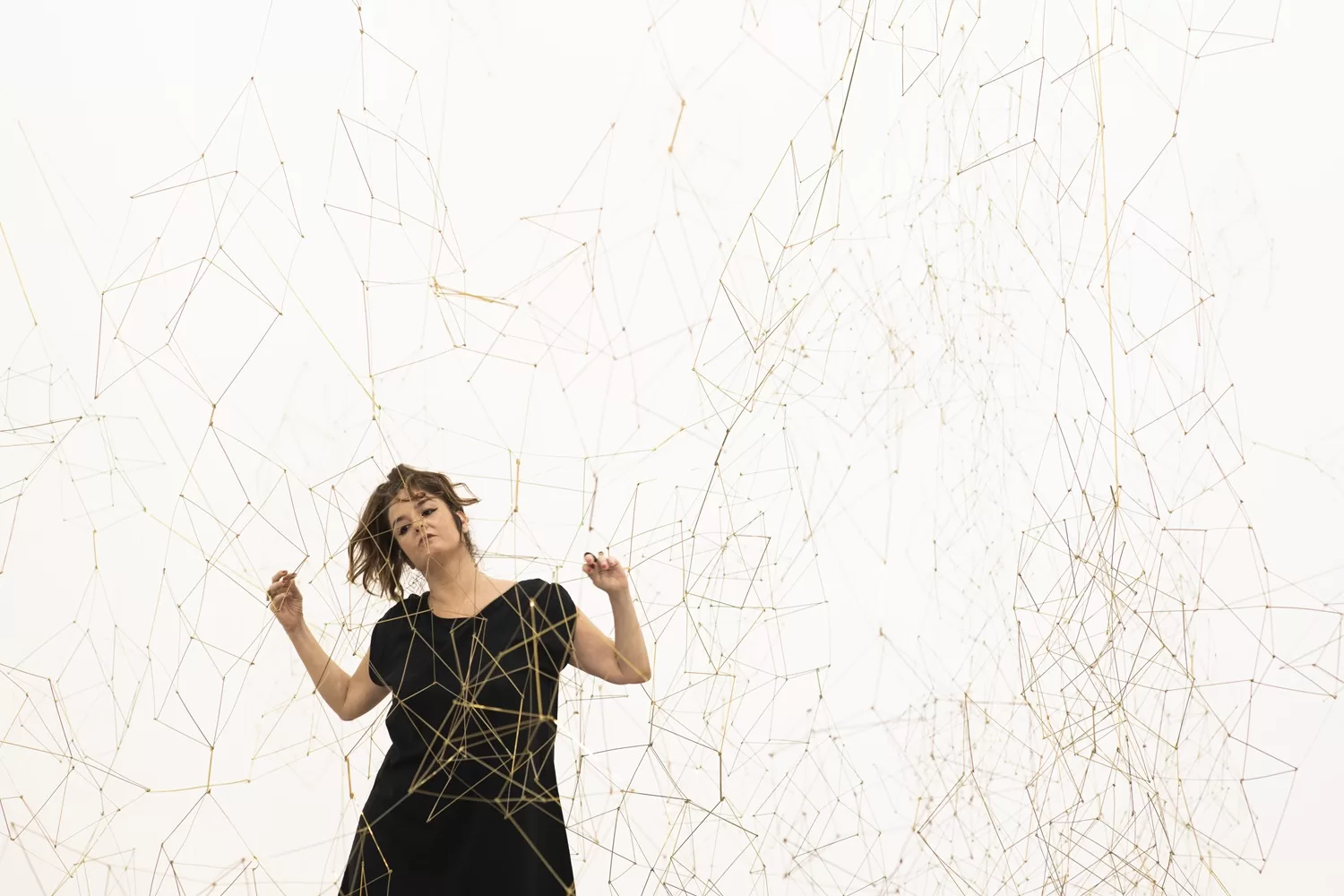 Tatiana Dauster surge poética e lisérgica em “Azul (Bem Nuvem)”