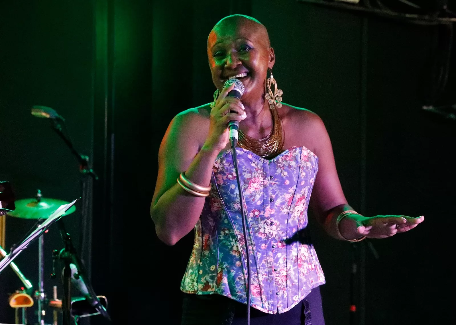 Ivete Souzah celebra o legado de Elza Soares no Beco das Garrafas, em Copacabana