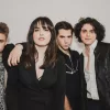 Banda canadense A Short Walk to Pluto celebra a história do rock em seu país com “Outcast”