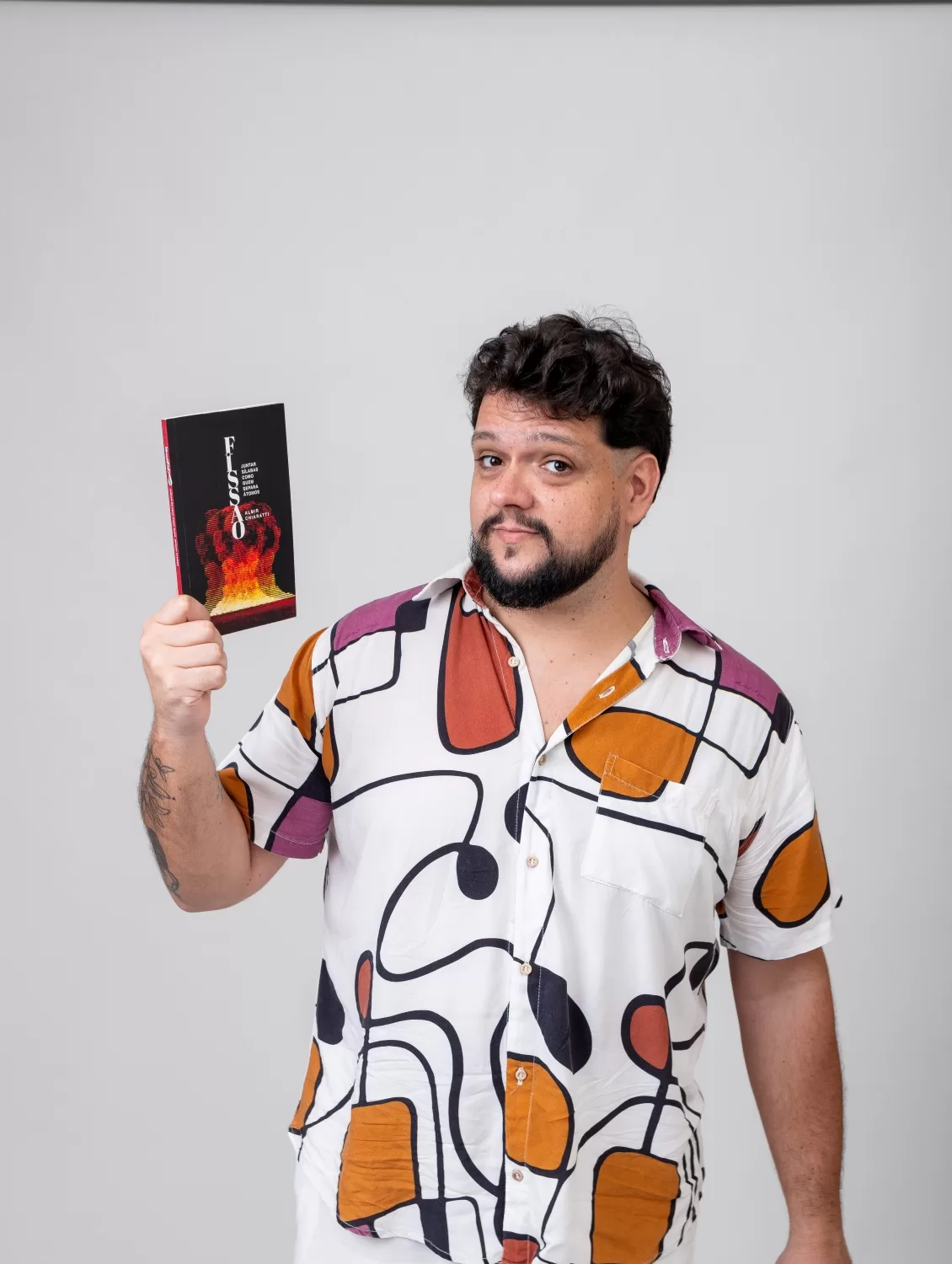 Almir Chiaratti faz turnê de performances que unem poesia e música em unidades do Sesc do Rio
