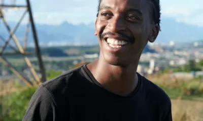 Caxtrinho apresenta um novo olhar para a MPB em “QUEDA LIVRE”