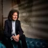 Gilbert O’Sullivan revisita discografia com regravação do clássico “Alone Again (Naturally)”