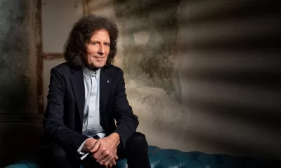 Gilbert O’Sullivan revisita discografia com regravação do clássico “Alone Again (Naturally)”