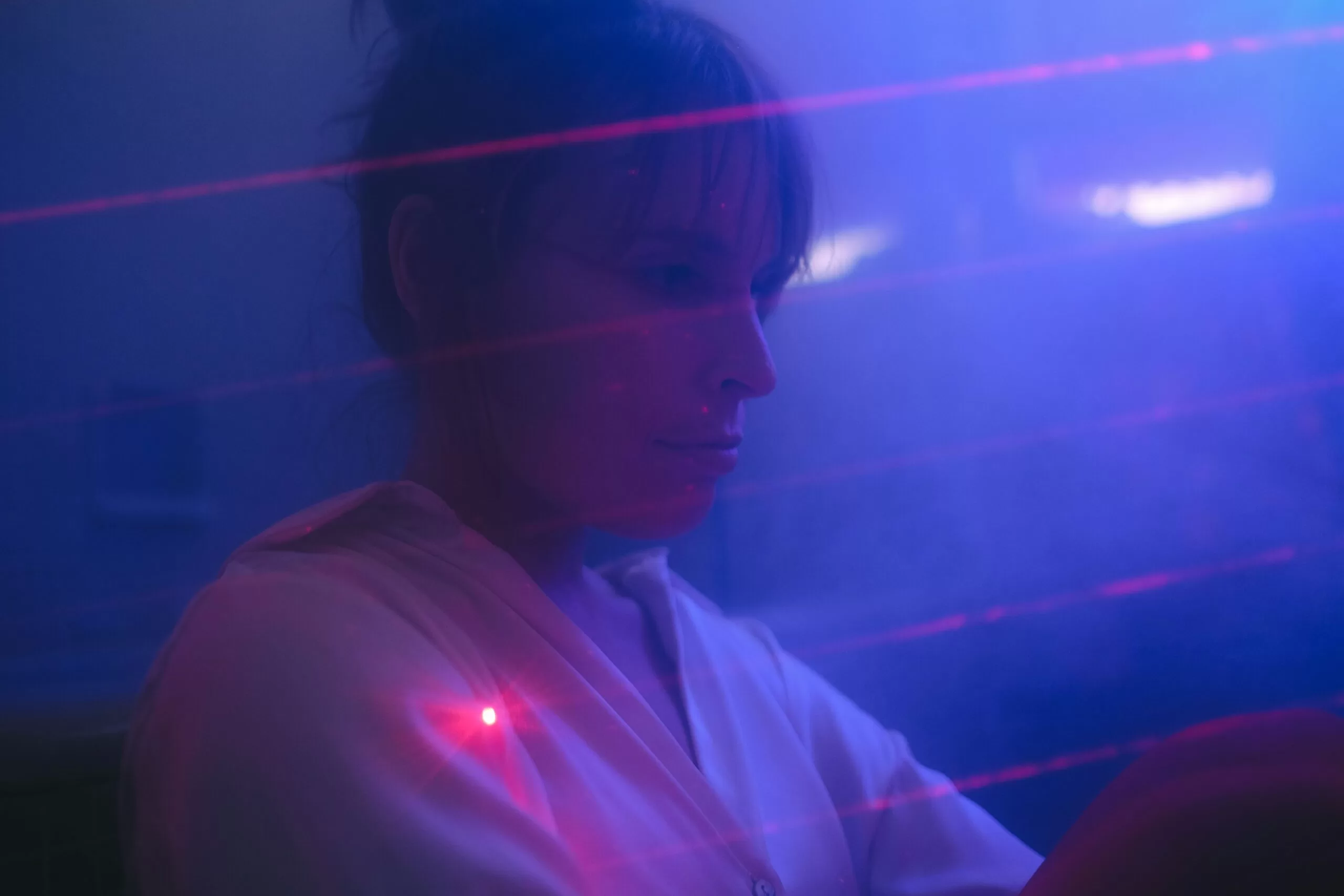 Jokin transforma conflitos internos em dança no video “This is War”