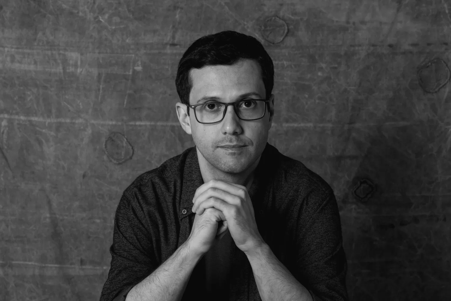 Pianista Guilherme Veroneze transforma as montanhas de Minas Gerais em música em “Névoa”