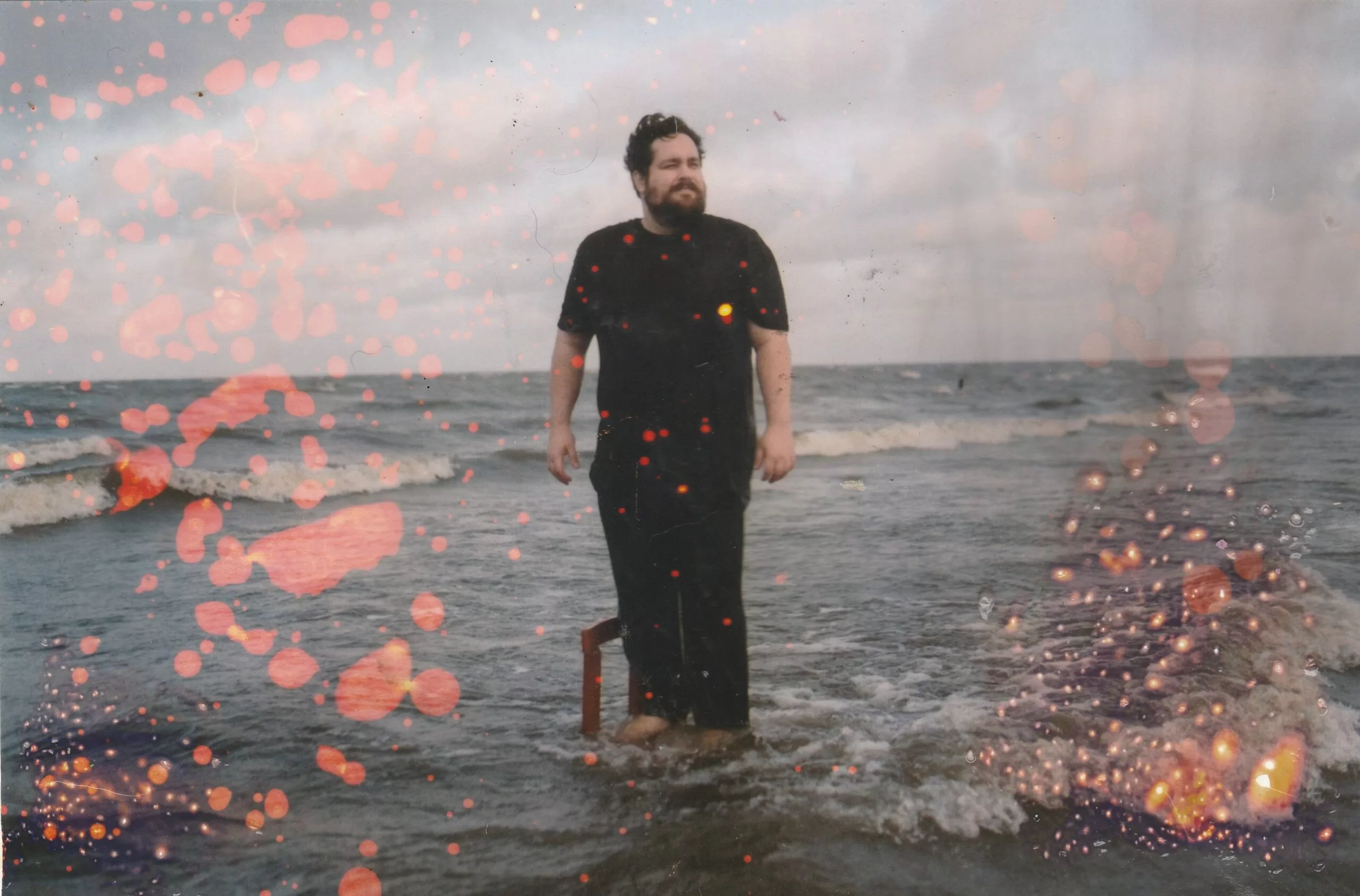 Refletindo busca por dias melhores, Jokin faz rock alternativo em “Vai dar Pé”