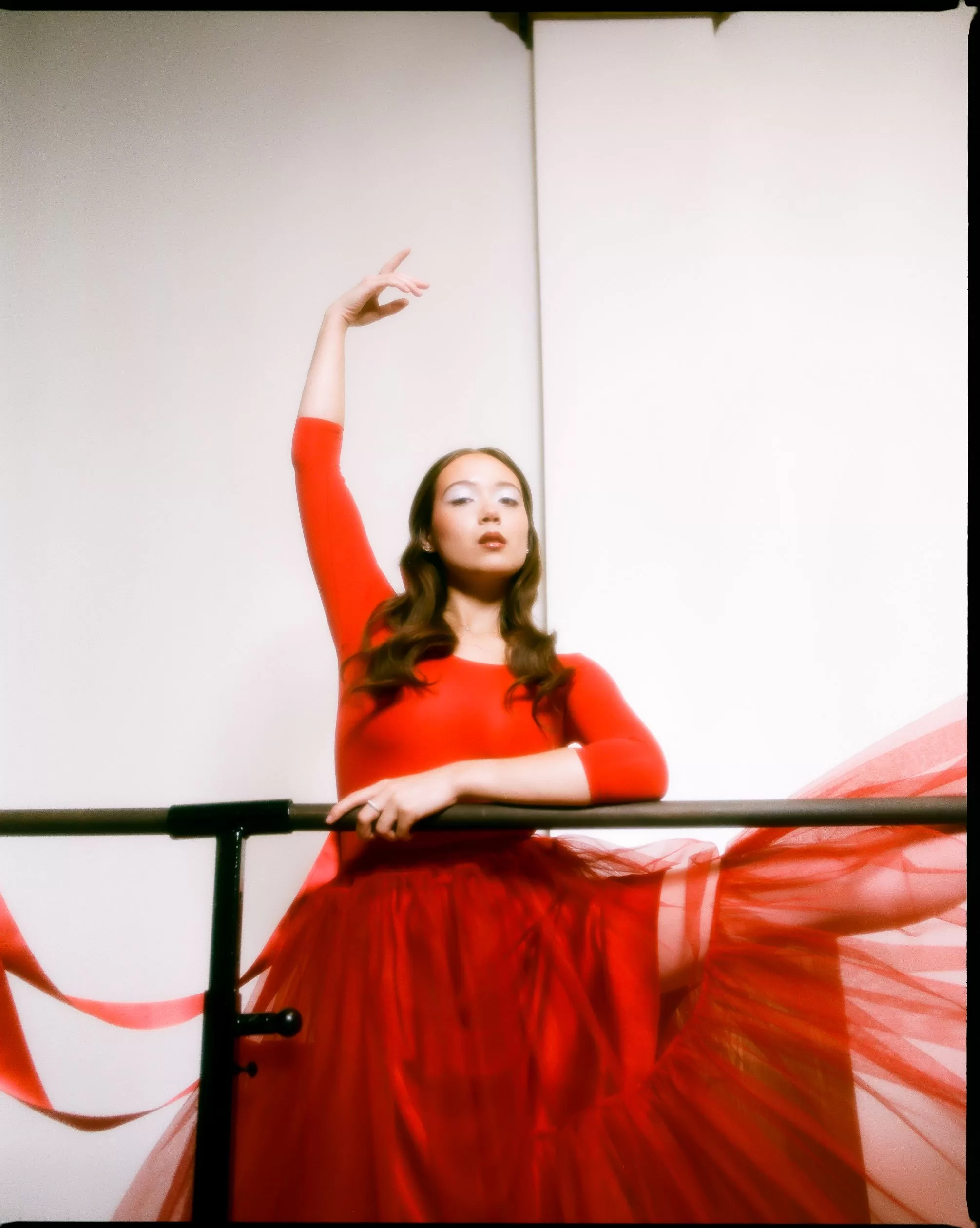 Laufey celebra álbum com ação especial para fãs de literatura na Bienal do Livro de São Paulo