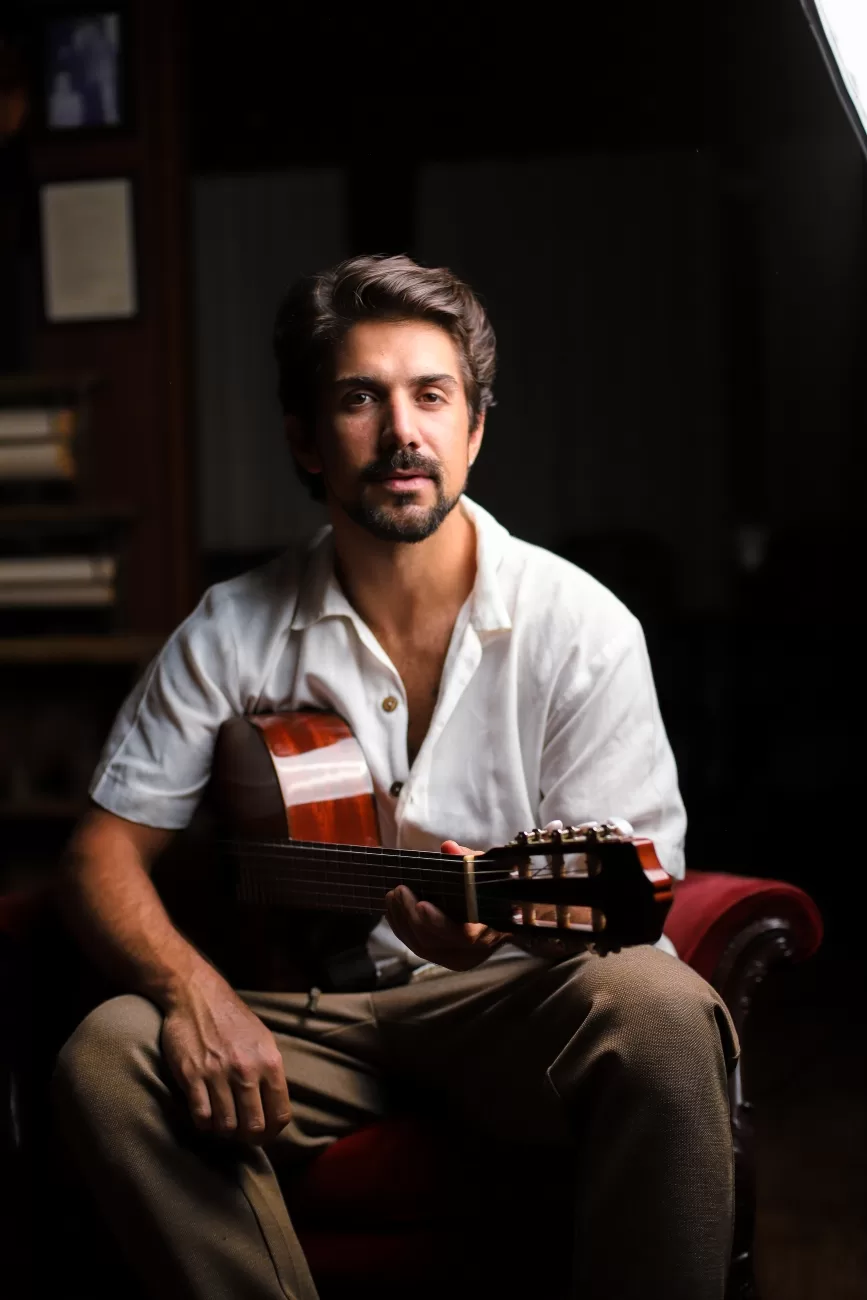Gabriel Gonti celebra o amor e a delicadeza no single “Doce Flor”
