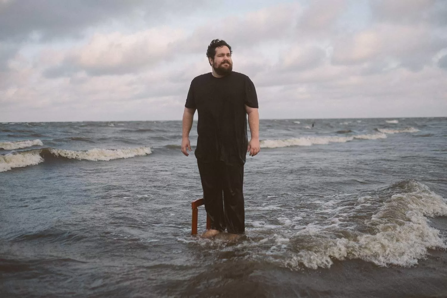 Artista gaúcho Jokin faz estreia solo com olhar colaborativo e indie bilíngue