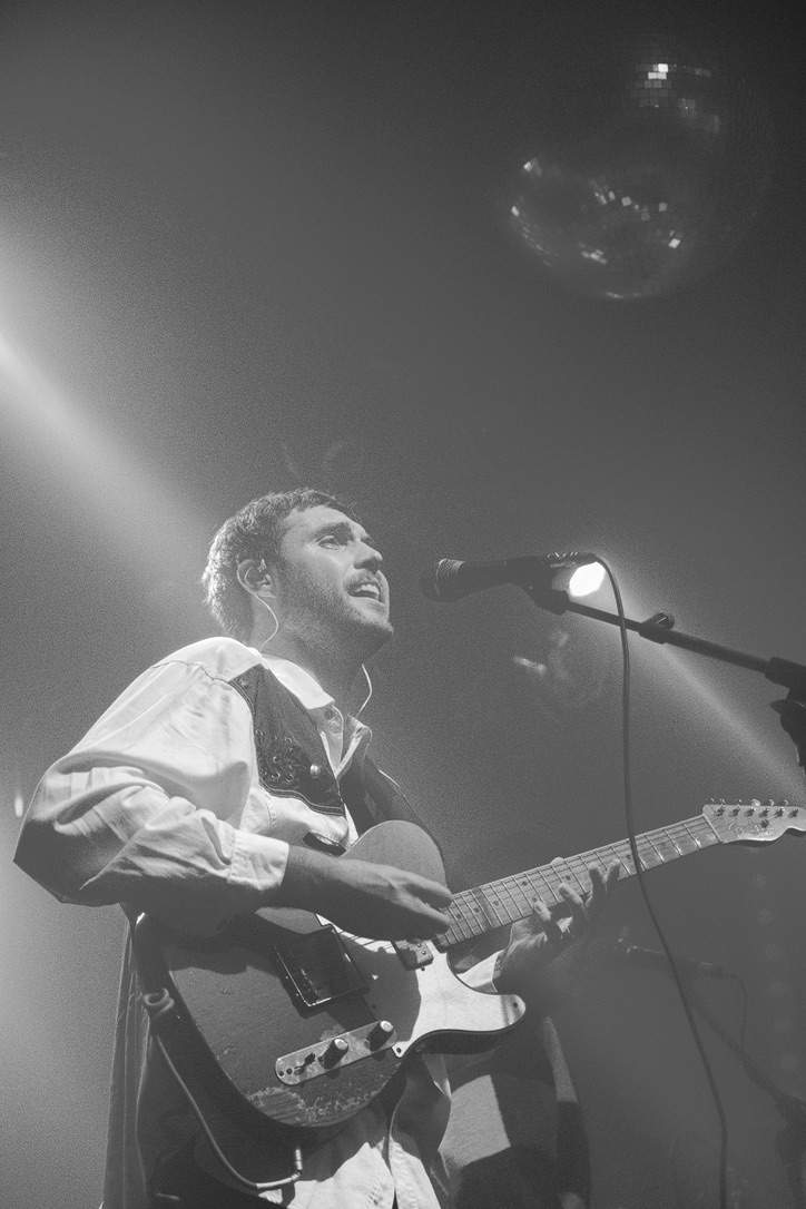 Blue Mar revela novas versões de “Belle of the Ball” e “Dragonflies”, destaques do álbum OLIVEIRA