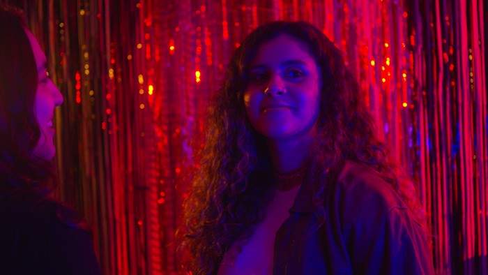 Lelê Azevedo estreia clipe da faixa-título de seu novo EP “Garota Errada”