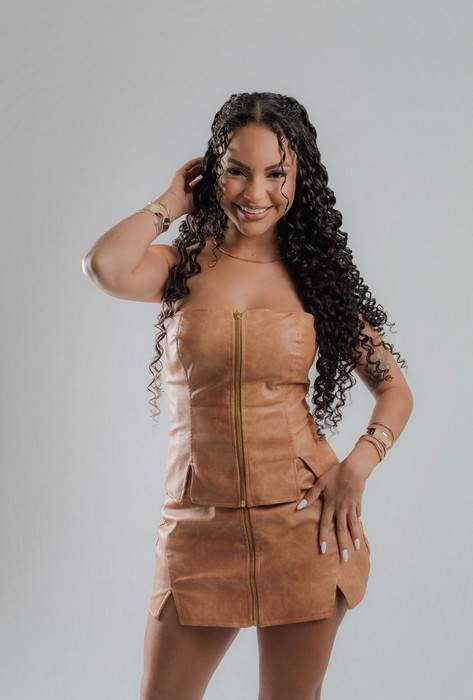 Mais forte, mais intensa, mais Ziane: a nova fase de uma estrela do brega