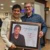 Jorge Vercillo recebe quadro comemorativo a Abramus, nos bastidores da turnê “Jorge Vercillo 30”