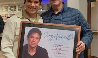 Jorge Vercillo recebe quadro comemorativo a Abramus, nos bastidores da turnê “Jorge Vercillo 30”
