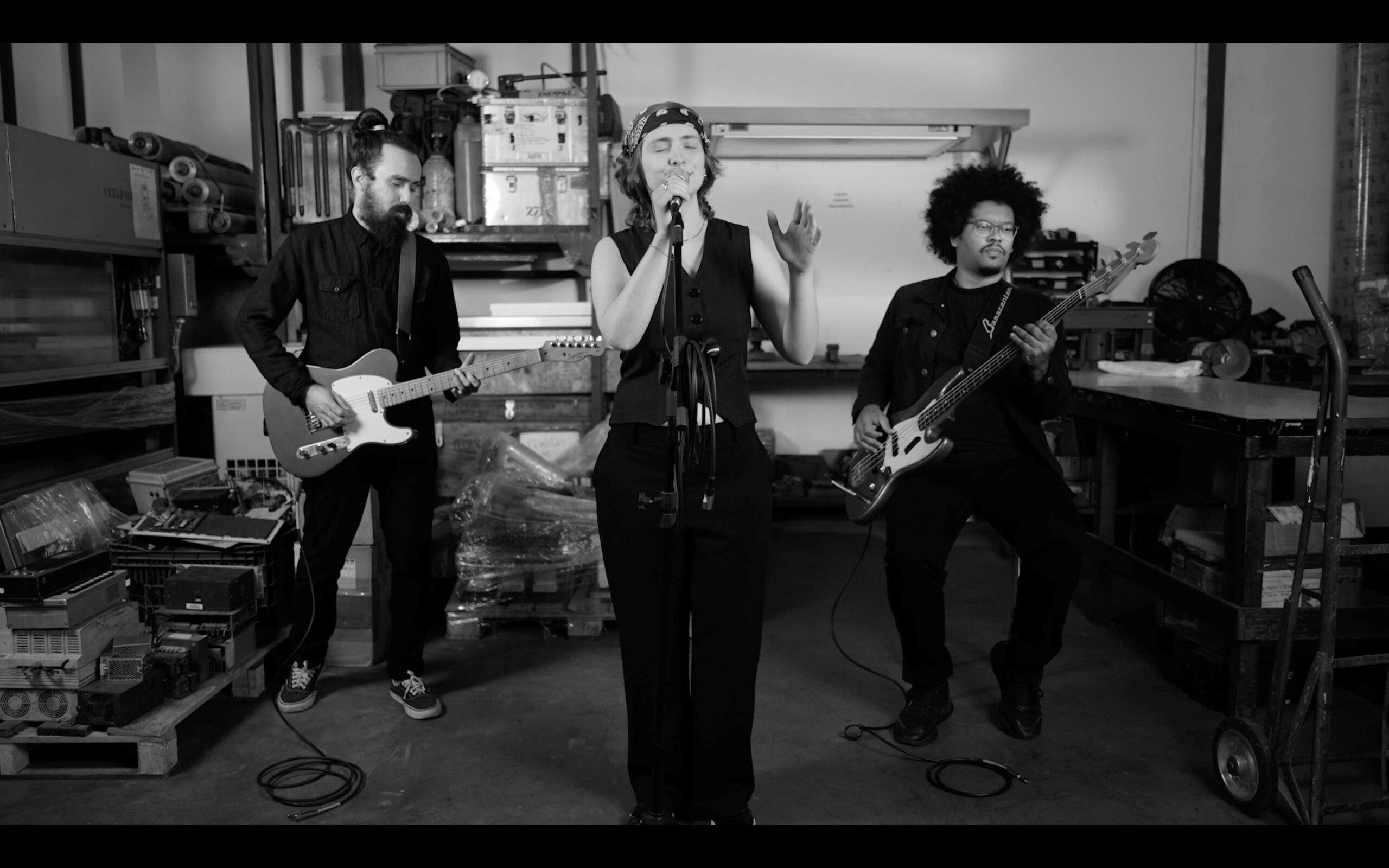 Juliana Raimundo mergulha em conflitos íntimos no novo single e clipe “Pra Me Persuadir”, com participação de SóCiro