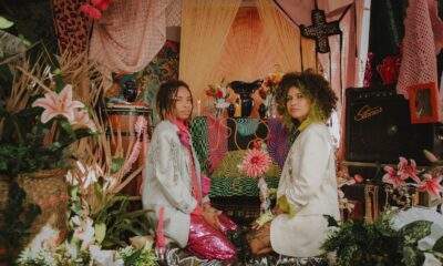 ÀIYÉ lança clipe “Cores de Oxum” unindo casamento trans, IA, psicodelia latino-americana e o amor como resistência